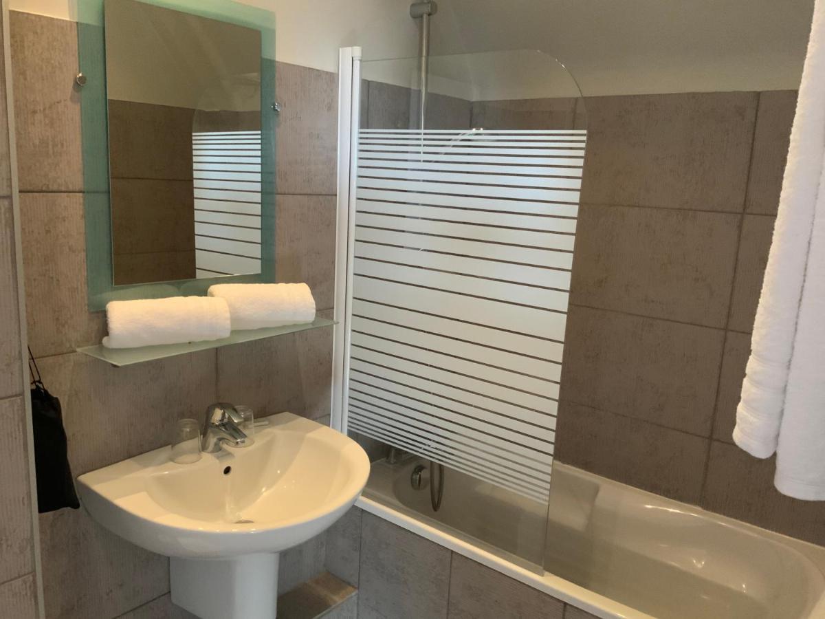 Les 3 Rois By Yy Hotel Villers-Bocage  ภายนอก รูปภาพ